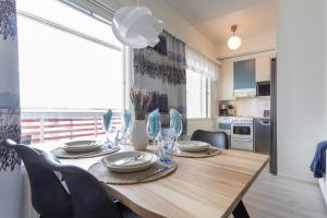 ein Esszimmer mit einem Holztisch und Stühlen in der Unterkunft Vasko luxurious suites, Rakka in Rovaniemi