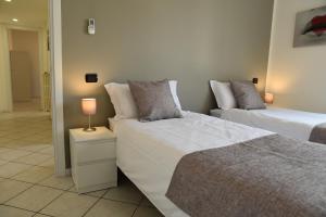 Postel nebo postele na pokoji v ubytování Rho Fiera Flat