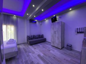 TV a/nebo společenská místnost v ubytování Nikolaidis Apartments