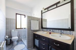 A bathroom at La Pontezuela Alanis
