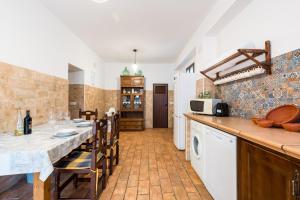 A kitchen or kitchenette at La Pontezuela Alanis