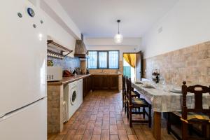 A kitchen or kitchenette at La Pontezuela Alanis