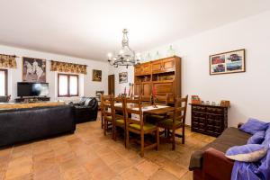 A seating area at La Pontezuela Alanis