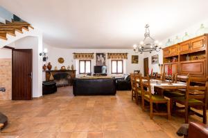 A seating area at La Pontezuela Alanis