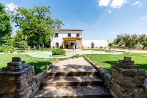 una pared de piedra frente a una casa en La Pontezuela Alanis en Alanís