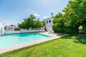 The swimming pool at or close to La Pontezuela Alanis