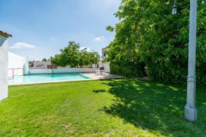 The swimming pool at or close to La Pontezuela Alanis