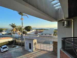 una vista desde el balcón de una casa en Apartamento Florianópolis ponta das canas en Florianópolis