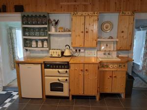 A kitchen or kitchenette at Cherry Tree Cottage - Cosy 19th Century Cottage