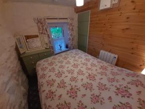 A bed or beds in a room at Cherry Tree Cottage - Cosy 19th Century Cottage