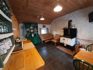 Gallery image of Cherry Tree Cottage - Cosy 19th Century Cottage in Claragh