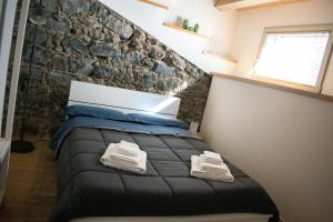 A bed or beds in a room at Ghè House