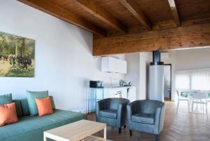 Una sala de estar con un sofá y dos sillas y una mesa. en Residenza Puoti, en Peschiera del Garda