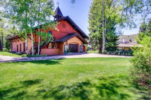a house with a green lawn in front of it at Dollar Meadows 1372 in Sun Valley
