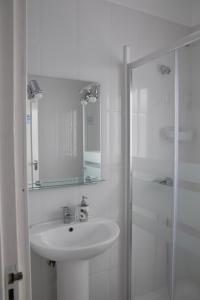 TENERIFE URBAN ROOMS tesisinde bir banyo