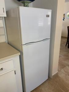 - un réfrigérateur blanc dans une cuisine à côté d'un mur dans l'établissement Sweet Serenity St Croix USVI, à Christiansted