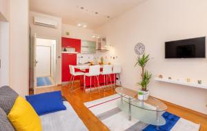 un soggiorno con un tavolo e una cucina di AmF Dubrovnik Apartment a Dubrovnik