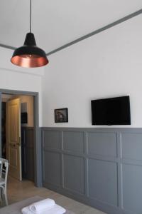 TV a/nebo společenská místnost v ubytování Studio Tsirigotis Sea view