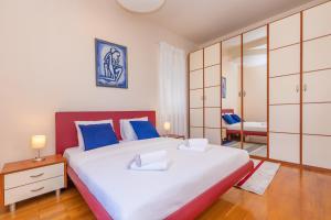 una camera da letto con un letto grande con cuscini blu di AmF Dubrovnik Apartment a Dubrovnik