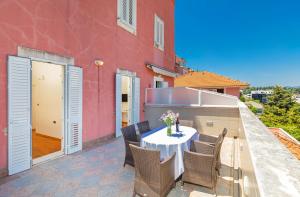 un patio con tavolo e sedie su un balcone di AmF Dubrovnik Apartment a Dubrovnik