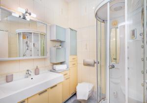 un bagno con lavandino e doccia di AmF Dubrovnik Apartment a Dubrovnik Altre 14 foto