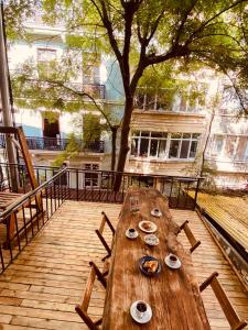 una mesa de madera en una terraza con un árbol en Siesta Premium Hotel, en Estambul