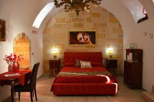 コペルティーノにあるCasa a Corteの赤いソファ付きのベッドルーム1室