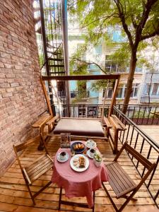 Una mesa con platos de comida en un balcón. en Siesta Premium Hotel, en Estambul