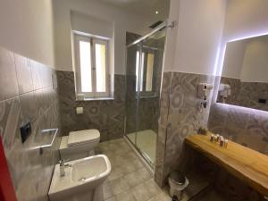 La salle de bains est pourvue de toilettes, d'un lavabo et d'une douche. dans l'établissement Holiday Guesthouse, à Salerne