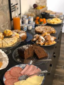 薩雷諾的住宿－Holiday Guesthouse，一张桌子,上面放着许多不同类型的糕点