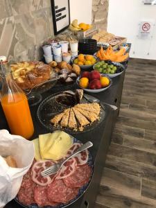un buffet de différents types de nourriture sur une table dans l'établissement Holiday Guesthouse, à Salerne