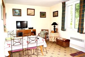 sala de estar con mesa y sillas en Maison de 2 chambres avec jardin clos et wifi a Itteville en Itteville