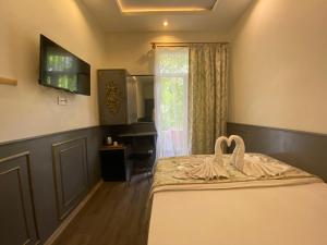 Un dormitorio con una cama con cisnes. en Siesta Premium Hotel, en Estambul