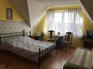 ウェバにあるPokoje Gościnne DANAのベッドルーム1室(ベッド1台、テーブル、窓付)