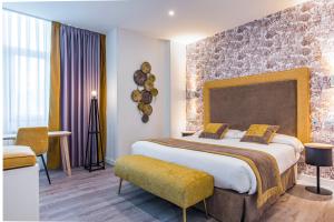 una habitación de hotel con una cama grande y una silla en Hotel Santa Cruz, en Cangas de Onís