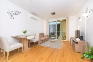 Iris apartment private parking tesisinde bir oturma alanı