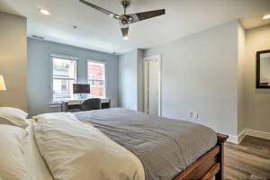 1 dormitorio con 1 cama y ventilador de techo en Modern D C Retreat with Private Outdoor Space! en Washington