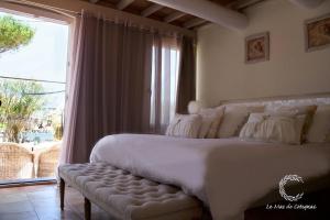 Postel nebo postele na pokoji v ubytování Guesthouse Le Mas de Cotignac + 37 fotografií
