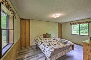 Кровать или кровати в номере Secluded Woodsy Cabin Hike, Fish, Hunt and ATV!