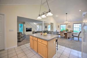 Il comprend une cuisine ouverte et un salon avec une salle à manger. dans l'établissement Furnished Deck and Playset Irish Hills Farmhouse!, à Tipton