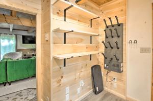 Fotografie z fotogalerie ubytování Modern Bartlett Retreat with Game Room and Grill! v destinaci Bartlett