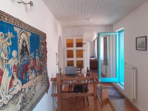una habitación con una gran pintura en la pared en Mákvirágház2, en Zebegény
