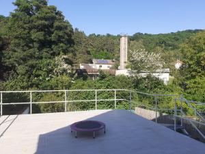 a purple bench sitting on top of a roof at Mákvirágház2 in Zebegény