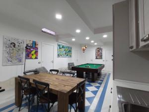 comedor con mesa de ping pong y billar en Ulivi di Minerva - Boutique Holiday Home - Apartment ZEUS - Ostuni - Fasano - Cisternino, en Montalbano