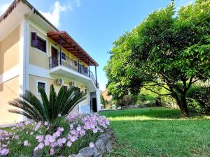 un edificio con fiori di fronte a un cortile di OUTParga Apartment 4 a Párga