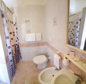 bagno con servizi igienici e lavandino di Bellavista Hotel & Osteria a Lamporecchio