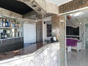 een keuken met een bar in een kamer bij Campana Junior for up to 10 vacationers in Chersonissos