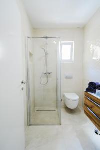 biała łazienka z prysznicem i toaletą w obiekcie Apartment Grey&Yellow w mieście Zadar +4 zdjęcia