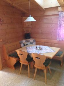 - une salle à manger avec une table et des chaises dans l'établissement Appartement Sonnberg, à Forstau