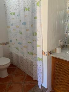 een badkamer met een douchegordijn met vis erop bij Apartamentos Carolina in San José